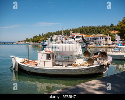 Traditionelle griechische Fischereifahrzeuge in Thassos Island Main Port, Limenas Stockfoto