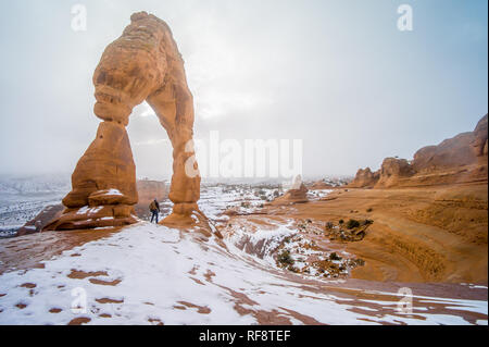 Winter ist eine große Zeit der Arches National Park in Utah, wenn der Park ist weniger überfüllt und es ist eine Chance, Schnee decke die Landschaft zu besuchen Stockfoto