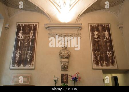 Ausstellung der Repliken der Grabtuch von Turin an der San Lorenzo Kirche in Turin, Piemont, Italien, Europa Stockfoto