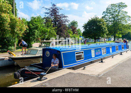 Schmale Boot und Cruiser gebunden in Hurley auf der Themse in Hurley in der Nähe von Maidenhead, Berkshire, Großbritannien Stockfoto