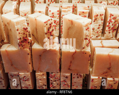 Seife auf einem Schaufenster. Obst Seife mit natürlichen Zeder Öl- und pflanzliche Zutaten. Handgefertigte natürliche kalter Prozess Seife. Umweltfreundliche exfoliating Stockfoto