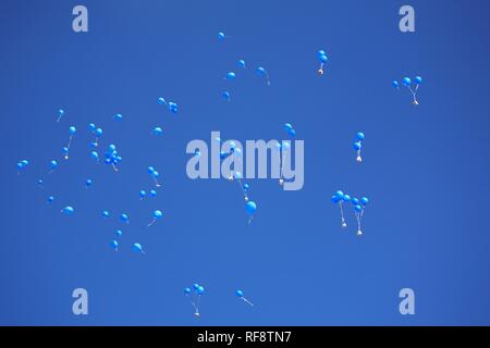 Viele Luftballons in den blauen Himmel Stockfoto