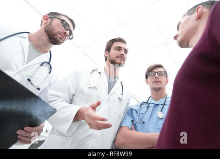 Ansicht von unten. Team der Diagnostiker. Stockfoto