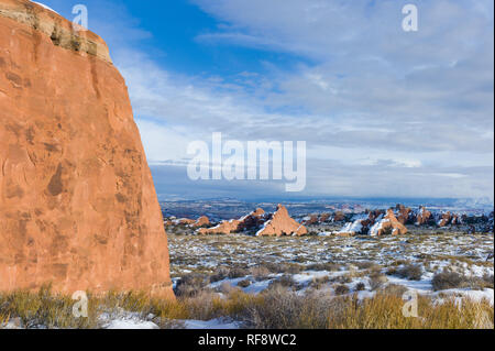 Winter ist eine große Zeit der Arches National Park in Utah, wenn der Park ist weniger überfüllt und es ist eine Chance, Schnee decke die Landschaft zu besuchen Stockfoto