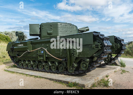 Die Graye-sur-Mer Churchill Tank. Dieses Hindernis - spiel tank der Britischen 26 Ingenieur Geschwader, auf Juno Beach am Morgen o gelandet Stockfoto