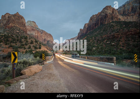 Einer szenischen Fahrt durch Zion Canyon können Besucher erkunden Zion National Park in der Nähe von Springdale, Utah von Fahrzeug; Haltestellen entlang der Straße führen zu kurzen Wanderungen Stockfoto