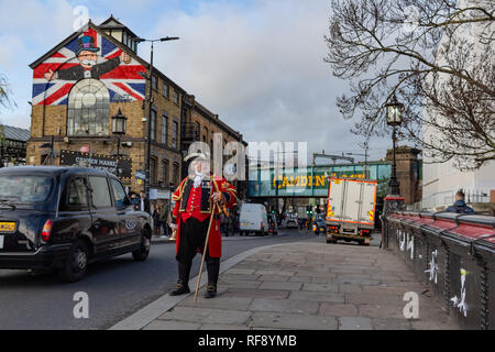 London, Großbritannien - 20, Dezember 2018: Der Mensch im 18. Jahrhundert britische Armee Infanterie redcoat einheitliche Wandern in Camden Town, Großbritannien Stockfoto