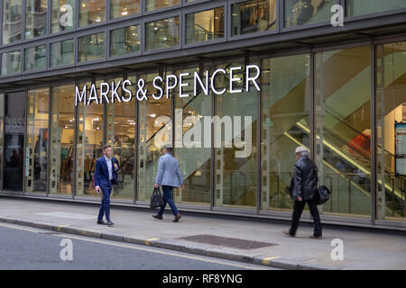 London, Großbritannien - 17, Dezember 2018: Käufer zu Fuß vorbei an der shop Front bis zum Marks und Spencer Department Store in London Stockfoto