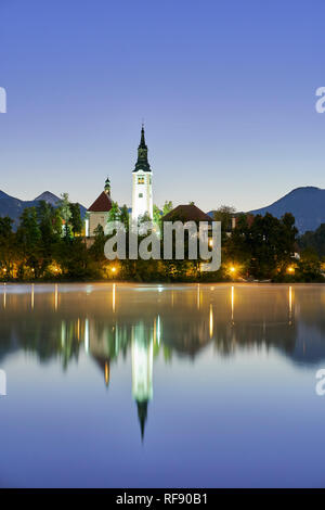 Kirche Mariä Himmelfahrt auf Blejski Otok in der Morgendämmerung, der See von Bled, Bled, Gorenjska, Slowenien Stockfoto