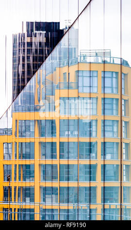 Eine Glasfront Bürogebäude in der Glasfassade eines anderen wider, Central London, UK Stockfoto