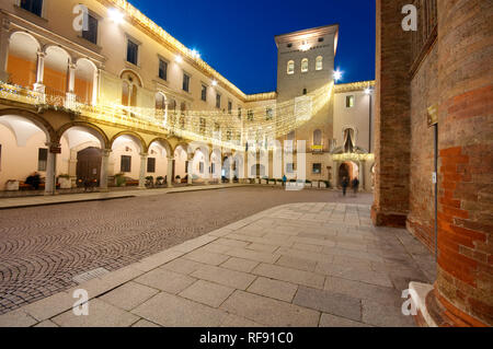 Italien, Lombardei, Crema, Piazza Duomo, Torre Civica, Turm und Weihnachtsbeleuchtung Stockfoto