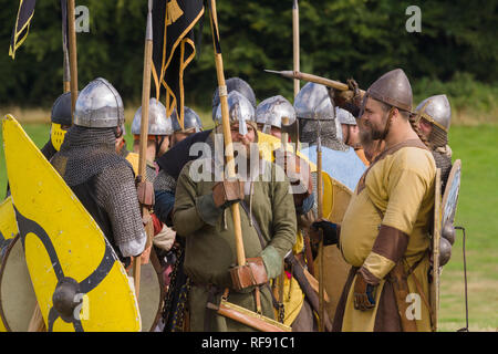 Mittelalterliche Re-enactors gekleidet in Rüstung und Kostüme des 12. Jahrhunderts ausgestattet mit Waffen der Zeit NACHSPIELEN der Schlacht von Crogen 1165 Stockfoto