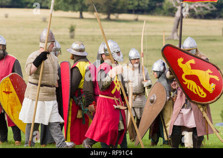 Mittelalterliche Re-enactors gekleidet in Rüstung und Kostüme des 12. Jahrhunderts ausgestattet mit Waffen der Zeit NACHSPIELEN der Schlacht von Crogen 1165 Stockfoto