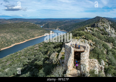 Blick auf das Schloss von der Monfrague Nationalpark in der Provinz Caceres in der Extremadura Spanien Stockfoto