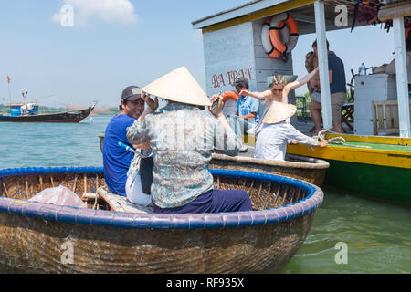 Touristen auf kleinen coracle Fischerboote in den Thu Bon Fluss in der Nähe von Hoi An, Vietnam Stockfoto