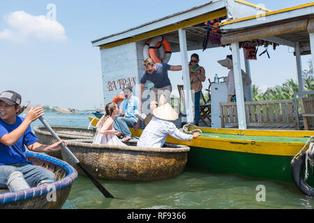 Touristen auf kleinen coracle Fischerboote in den Thu Bon Fluss in der Nähe von Hoi An, Vietnam Stockfoto