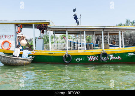 Touristen auf kleinen coracle Fischerboote in den Thu Bon Fluss in der Nähe von Hoi An, Vietnam Stockfoto