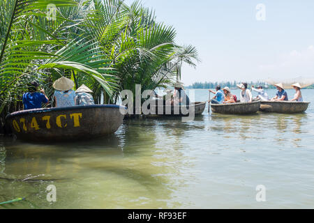 Touristen auf kleinen coracle Fischerboote in den Thu Bon Fluss in der Nähe von Hoi An, Vietnam Stockfoto