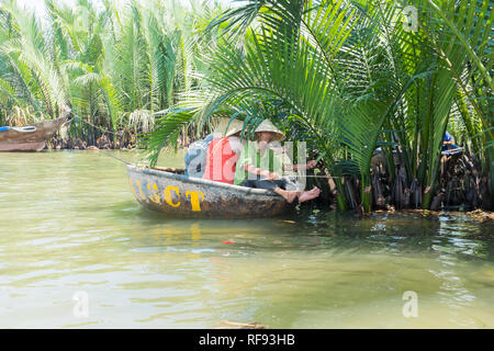 Touristen auf kleinen coracle Fischerboote in den Thu Bon Fluss in der Nähe von Hoi An, Vietnam Stockfoto