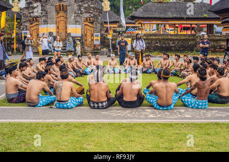 BALI - 2018 Mai 20: Traditioneller Balinesischer Kecak Tanz an Pura Ulun Danu Bratan. Stockfoto