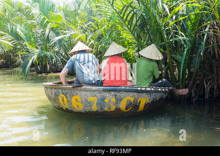 Touristen auf kleinen coracle Fischerboote in den Thu Bon Fluss in der Nähe von Hoi An, Vietnam Stockfoto