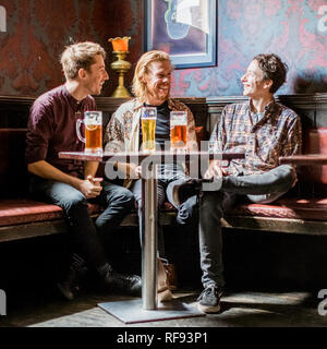 London, England, 13, September 2017, drei junge Männer in einer Bar oder Kneipe ein Bier trinken - neu Worlds End Pub - in Camden, London eröffnet. Stockfoto