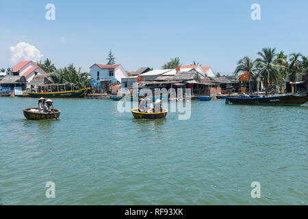 Touristen auf kleinen coracle Fischerboote in den Thu Bon Fluss in der Nähe von Hoi An, Vietnam Stockfoto