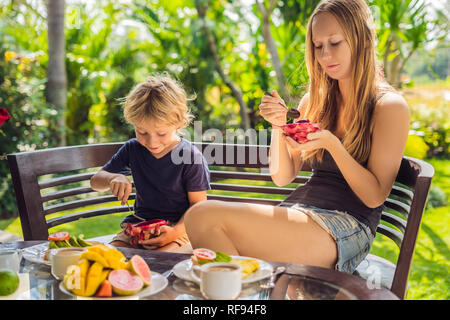 Mutter und Sohn sind beim Frühstück auf der Terrasse. Stockfoto