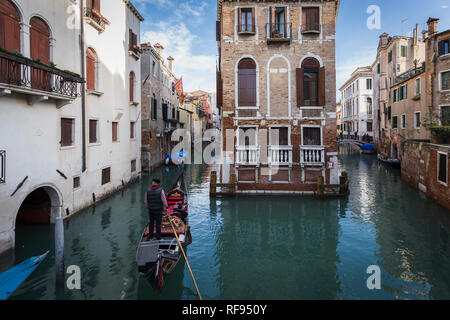 Gondel in enge Kanäle in Venedig, Italien Stockfoto