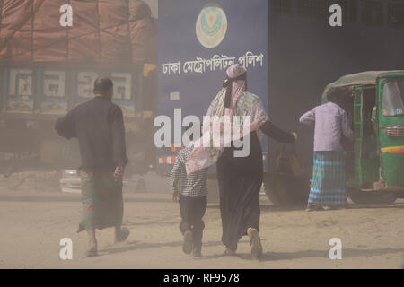 DHAKA, BANGLADESCH - Januar 23: Verschmutzung Staub erreicht eine alarmierende Stufe in Dhaka und viele Todesfälle sowie mehrere Millionen Fälle von Krankheit Auftreten jedes Jahr aufgrund der schlechten Luftqualität in Dhaka, Bangladesch am 23. Januar 2019. Staub getreten, die von Fahrzeugen auf der Straße kann bis zu 33% der Luftverschmutzung. Straße Staub besteht aus Ablagerungen der Auspuffgase und industriellen Auspuffe, Partikel aus Reifen- und Bremsabrieb, Staub von asphaltierten Straßen oder Schlaglöcher, und Staub von Baustellen. Straße Staub ist eine bedeutende Quelle für die Erzeugung und Freisetzung von Partikeln einen Beitrag in die Stockfoto
