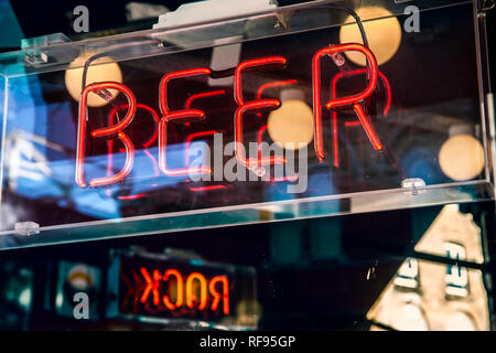 Leuchtreklame Bier. Stockfoto