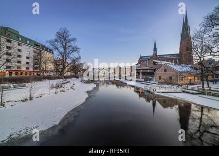 Winter in der Dämmerung durch die fyris Fluß in der Mitte von Uppsala, Schweden, Skandinavien Stockfoto