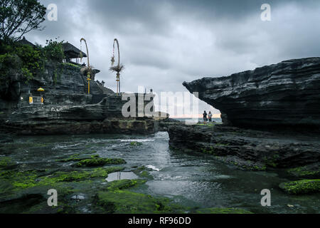 BALI, Indonesien - November 21, 2013: Hindu Tempel Pura Tanah Lot, einem beliebten touristischen und kulturellen Symbol auf einem Felsen gelegen, bei Sonnenuntergang mit Stockfoto