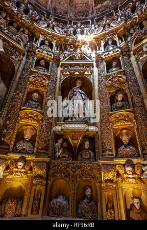 Sanctuary und Altarbild der Transit von St. Bernard, Kloster Alcobaça, Portugal Stockfoto