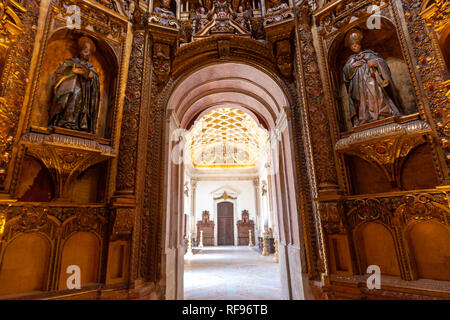 Sanctuary und Altarbild der Transit von St. Bernard, Kloster Alcobaça, Portugal Stockfoto