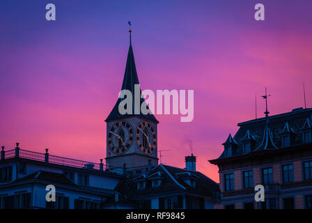 Himmel in der Dämmerung auf die St. Peter Kirche, Zürich, Zürich Stockfoto