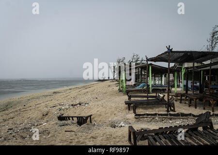 SERANGAN, Bali, Indonesien - November 26, 2013: Bei Serangan Strand an einem regnerischen Tag surfen. Stockfoto