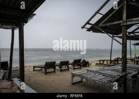 SERANGAN, Bali, Indonesien - November 26, 2013: Bei Serangan Strand an einem regnerischen Tag surfen. Stockfoto