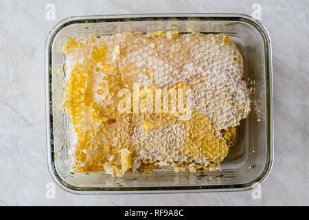 Frische Honeycomb Stücke mit Honig im Glas Schüssel. Ökologische Lebensmittel. Stockfoto