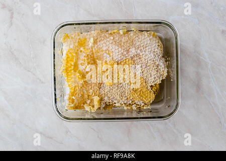 Frische Honeycomb Stücke mit Honig im Glas Schüssel. Ökologische Lebensmittel. Stockfoto