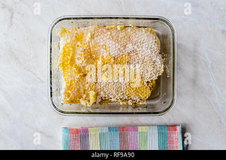 Frische Honeycomb Stücke mit Honig im Glas Schüssel. Ökologische Lebensmittel. Stockfoto