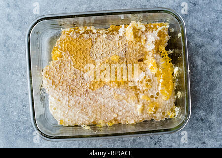 Frische Honeycomb Stücke mit Honig im Glas Schüssel. Ökologische Lebensmittel. Stockfoto