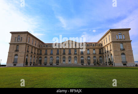 Die Pharo palace von Napoleon III 1858 erbaut auf einem Felsvorsprung mit Blick auf den Eingang von Marseille Port. Stockfoto