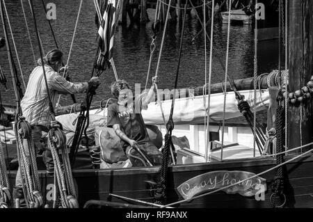 Seeleute, die auf einem Seil in einem traditionellen alten Segeln angeln Boot, Douarnenez Stockfoto