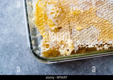 Frische Honeycomb Stücke mit Honig im Glas Schüssel. Ökologische Lebensmittel. Stockfoto