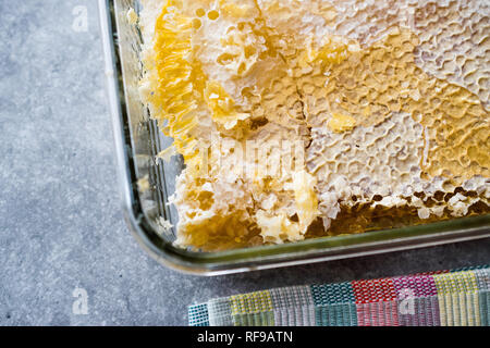 Frische Honeycomb Stücke mit Honig im Glas Schüssel. Ökologische Lebensmittel. Stockfoto