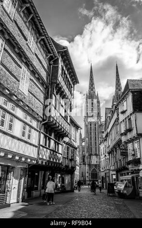 Rue Kereon und Quimper Kathedrale Stockfoto