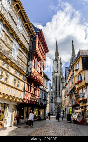 Rue Kereon und Quimper Kathedrale Stockfoto