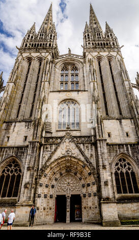 West Gesicht und Türme der Kathedrale von Quimper Stockfoto