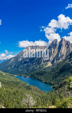 Der wunderschöne See Sant Maurici und die verzauberten Berg Stockfoto